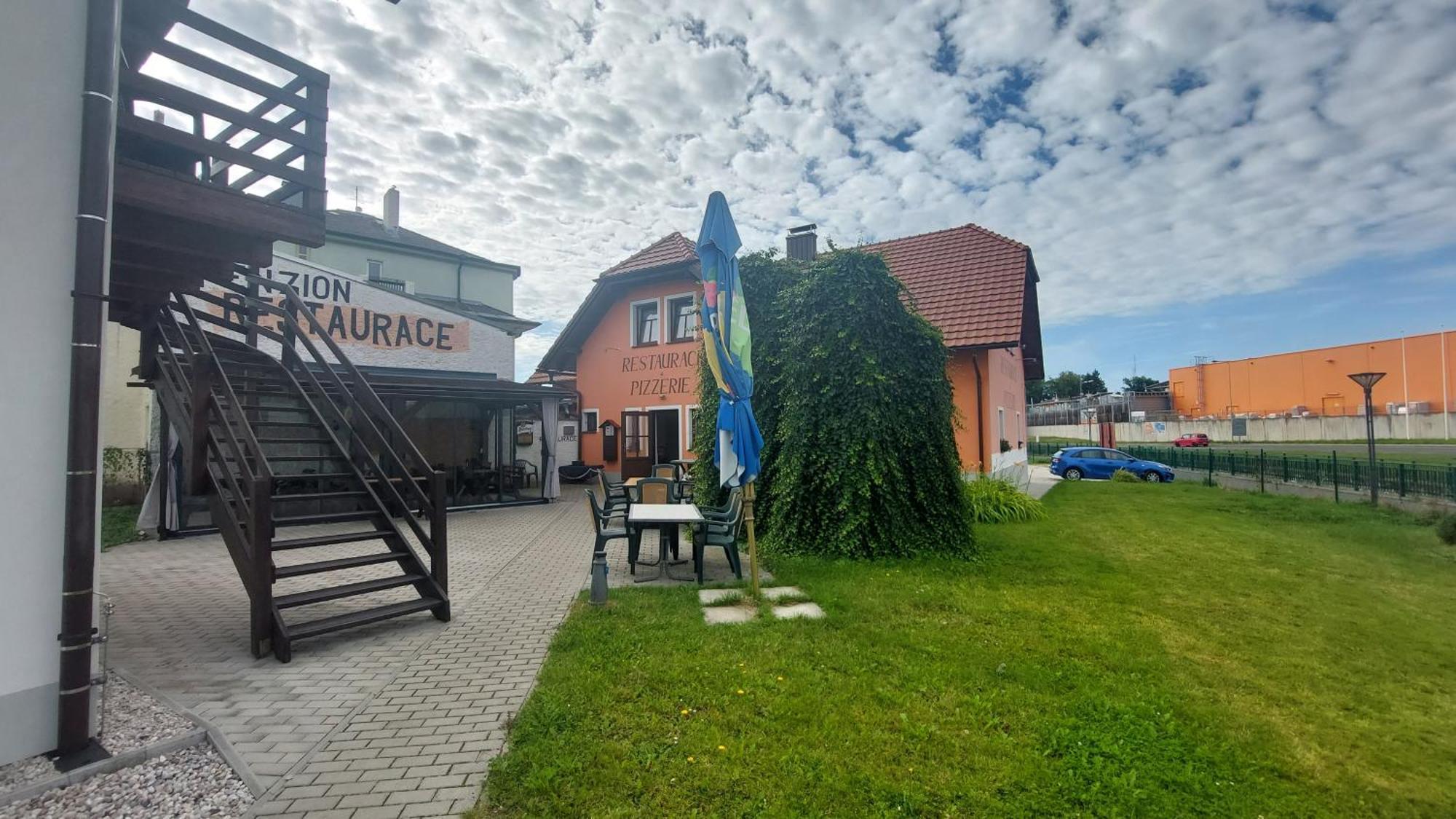 Penzion A Restaurace U Strnada Klatovy Exterior photo